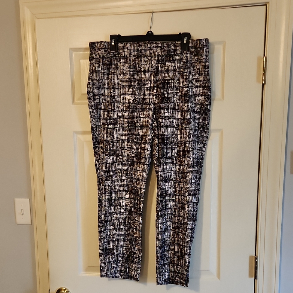 Roz & Ali Black and White Straight Leg Pants Capris